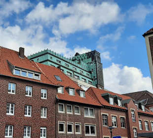 Im Hintergrund ein außergewöhnlicher Bau 