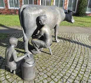 Ansichten der Skulptur Die Melkerin