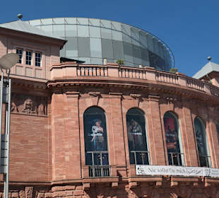 Blick zum Staatstheater Mainz am Gutenbergplatz