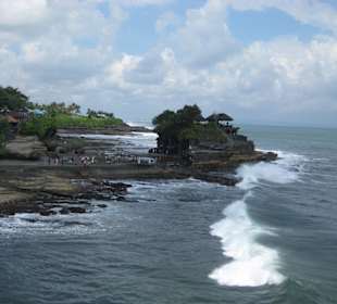 Die Brandung umspült den Tempel