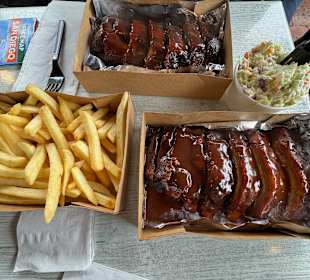 Half baby back ribs, Pommes und Coleslaw