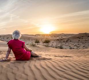 Fotoshooting in der Wüste zum Sonnenuntergang