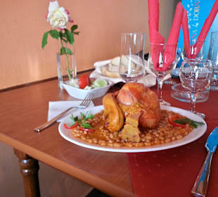 Smoked Knukle of pork with  haricot beans stew 