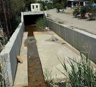 Kanal direkt neben dem Strand