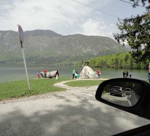 Widok na jezioro z samochodu