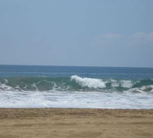 Schöne hohe Wellen am Strand