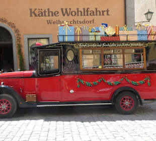 „Weihnachtsbus“ vor dem Weihnachtsdorf