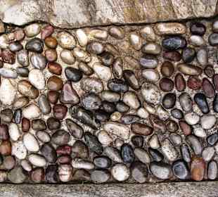 Wege mit runden Steinen