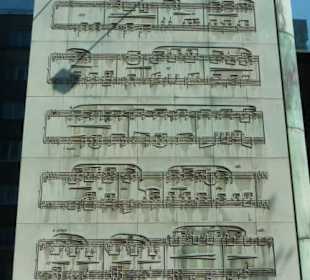 Große Tafeln an der Universitätsbibliothek