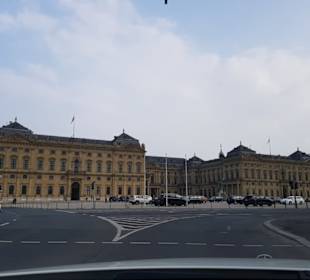 Großer Parkplatz vor der Residenz
