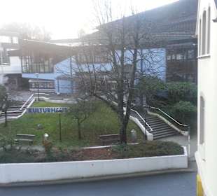 Blick auf den Haupteingang Schillerstr.