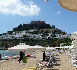 Strand in Lindos mit Blick auf Akropolis