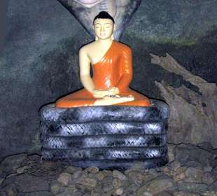 Budda in Steinhöhle