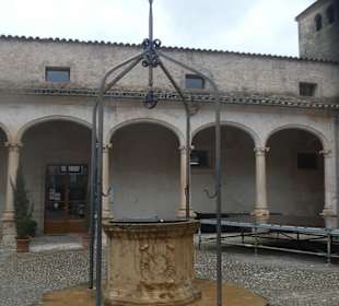 Beim Rathaus von Sineu im ehemaligen Kloster
