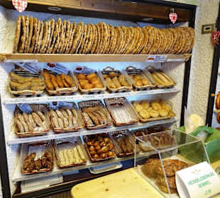 Blick auf die Auslage der Südtiroler Bäckerei