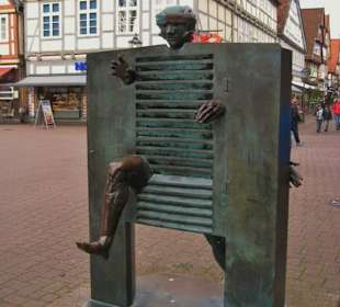 Denkmal Ein Mann durchstößt die Pforte