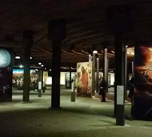 Gemälde unter Stahlgerüst