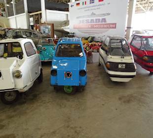 In der Haupthalle des Jesada Fahrzeug Museums