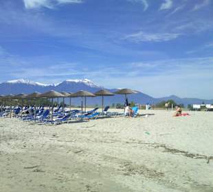 30 Grad am Wasser und der schneebedeckte Olymp