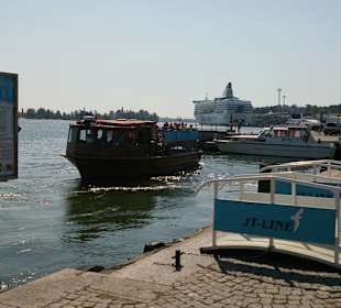 Ausflugsboot im Hafen