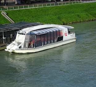 Das Schiff "Amadeus Salzburg" am Anleger