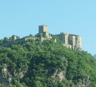 Castel Pergine: weithin sichtbar auf einem Felsen