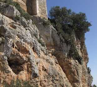 Blick nach oben zur Burg