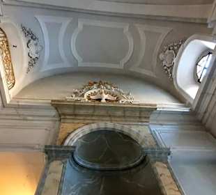 Zur Decke hoch Kunstvoll