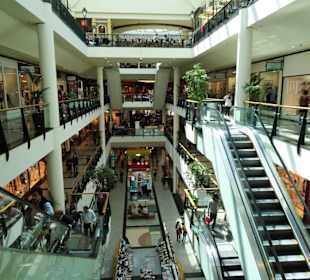 Rundgang durch das Einkaufszentrum Via Catarina