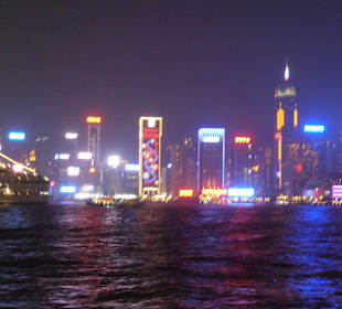 Hongkong Island von der Hafenpromenade Kowloon aus