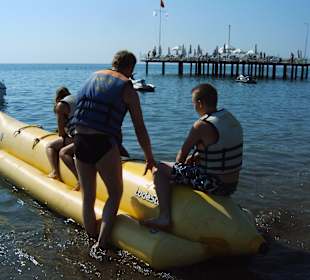 Bananenboot am Strand