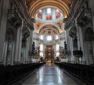Blick vom Eingang in den Dom