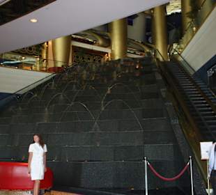 Blick auf den Brunnen in der 2 stöckigen Lobby