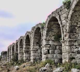 Tonnengewölbe der Tribünen des Stadions