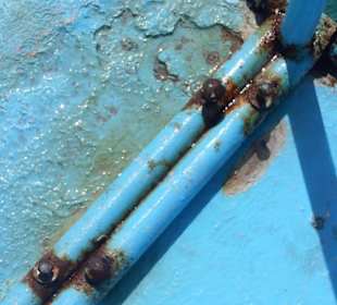 Badeleiter, lose eingesteckte, verrostete Bolzen