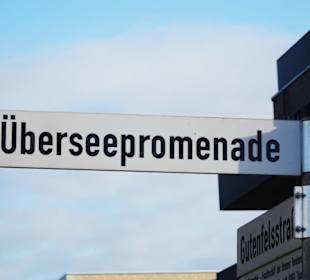 Auf der Überseepromenade am Weserufer