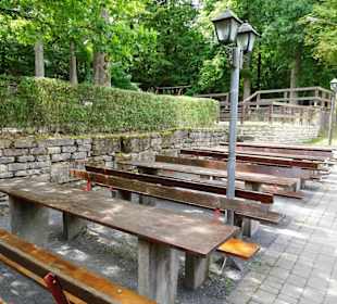 Blick auf die Sitzplätze des Herrmann-Kellers