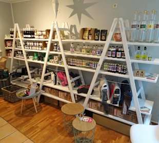 Blick auf die Auslagen der Fiev Sinn Shop Lounge