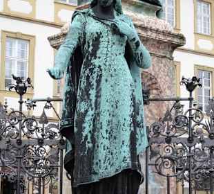 Kaiserin Kunigunde am Maximiliansbrunnen