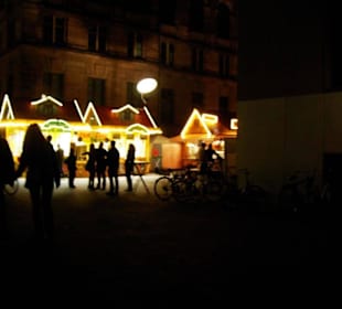 Entlang in der Nacht an den Buden