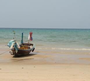 Longtailboat davanti alla spiaggia