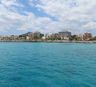 Wunderschönes Wasser bei der Boots- Küstenfahrt