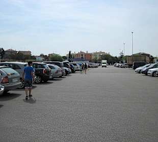 Riesiger Gratisparkplatz beim Aquafollie