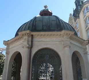 Der Kochbrunnenpavillon am Kochbrunnenplatz