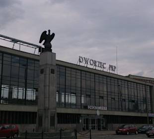 Pomnik znajdujący się przed dworcem