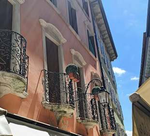 Balkonreihen mit Schmiedeeisen