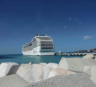 MSC Poesia im Hafen von St.Maarten