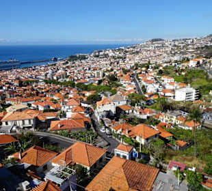 Blick aus der Gondel auf die Altstadt von Funchal