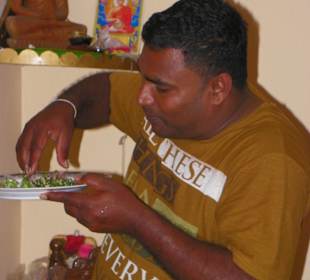 Bei Tikka Essen mit den Händen