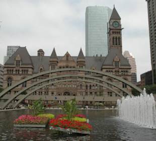 Das alte Rathaus vor dem Eaton Center